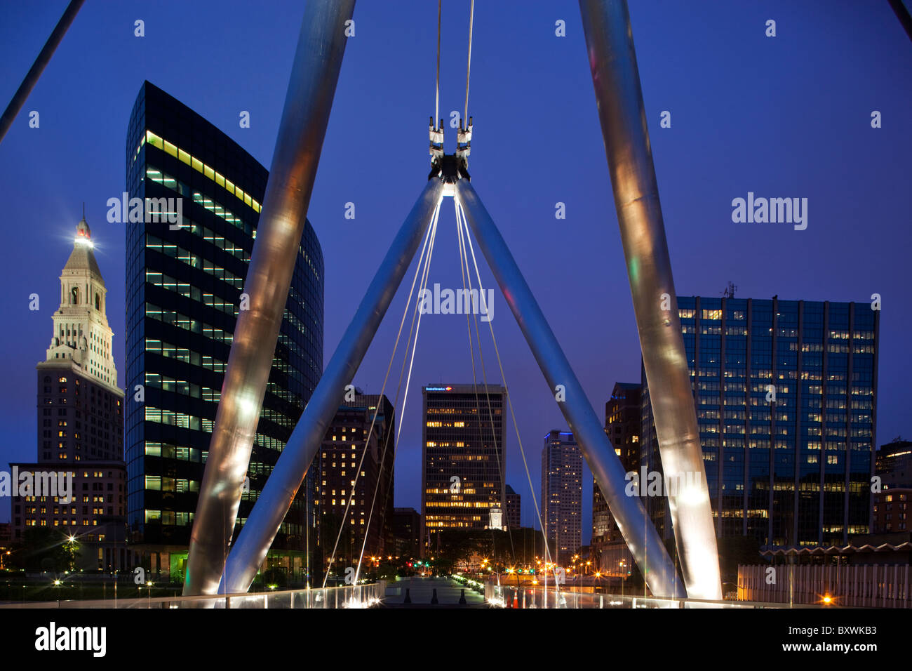 USA, New York, Hartford, toits de la ville et les centres financiers à travers la zone piétonne voisine bridge at Dusk Banque D'Images