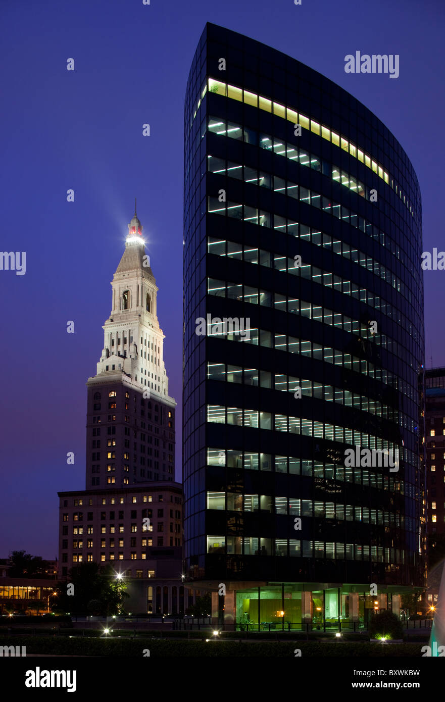USA, New York, Hartford, Phoenix Building et sur les toits de la ville au crépuscule Banque D'Images