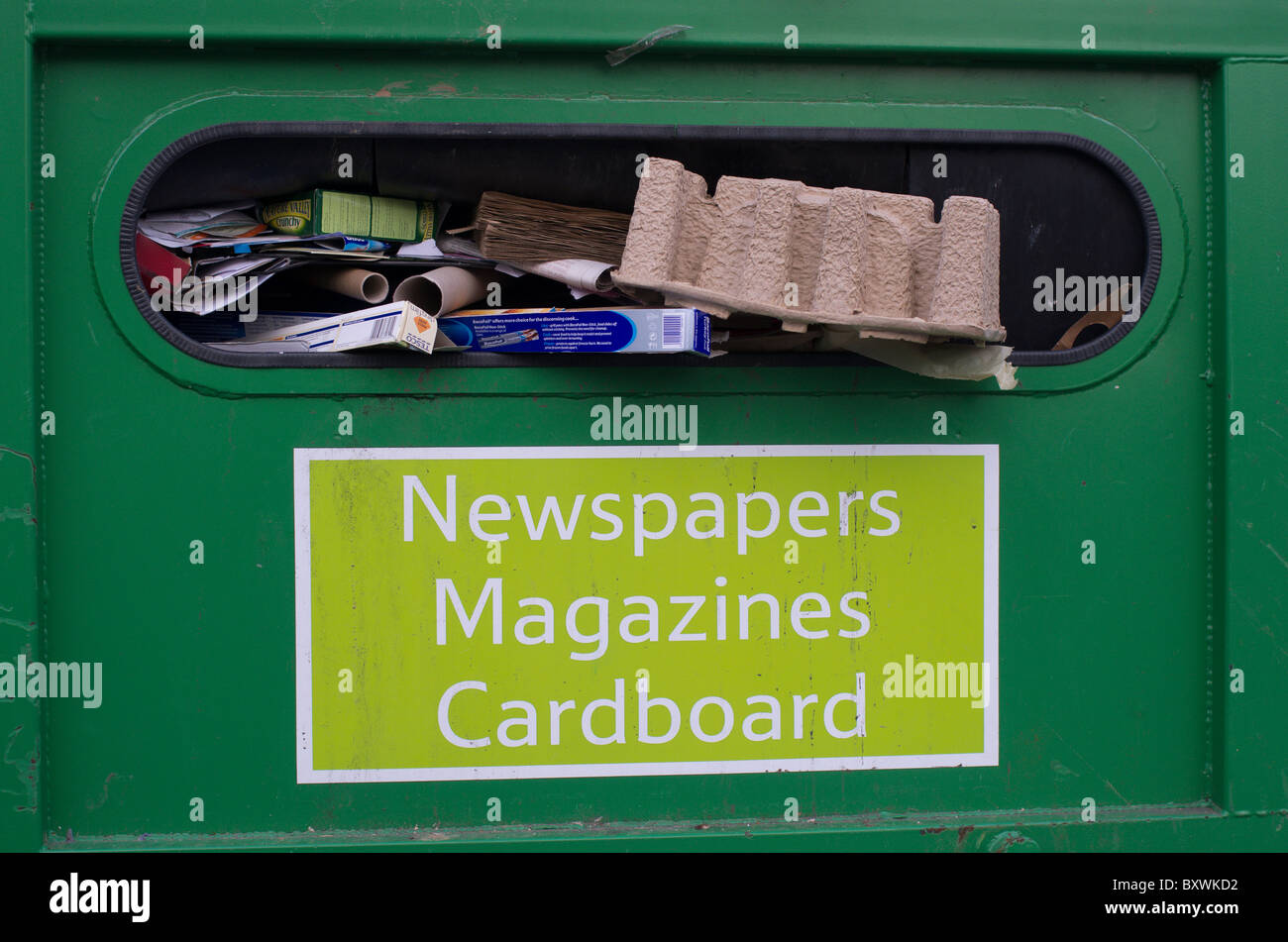 Les installations de recyclage surchargées où les gens refusent de vidage à côté de saute Banque D'Images