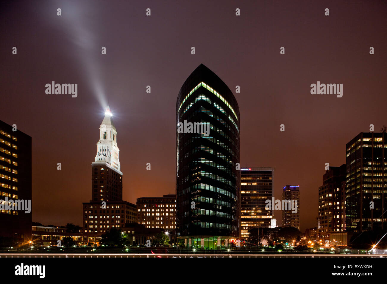 USA, New York, Hartford, Travelers Insurance Tower et Phoenix Building with city skyline at Dusk sur soirée de printemps Banque D'Images