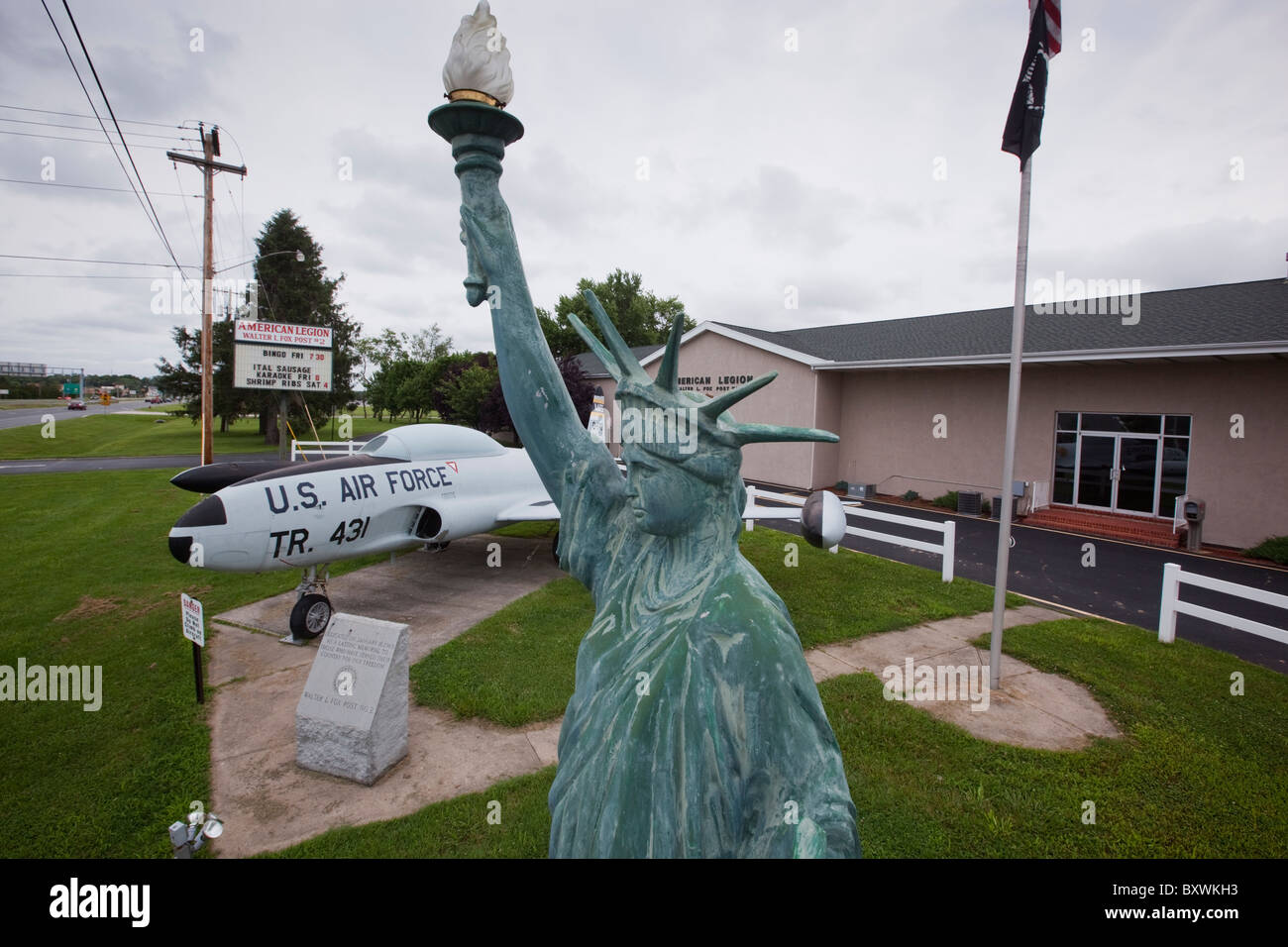 USA, New York, Dover, Statue de la liberté modèle et US Air Force jet à l'extérieur de l'American Legion Post # 2 sur nuageux matin de printemps Banque D'Images
