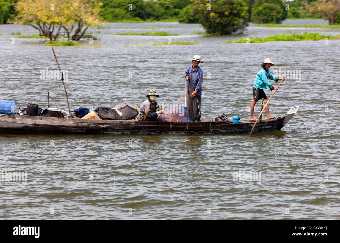 Les gens en bateau sur la rivière Tonle Sap. Le Cambodge. L'Indochine. En Asie du sud-est. Banque D'Images