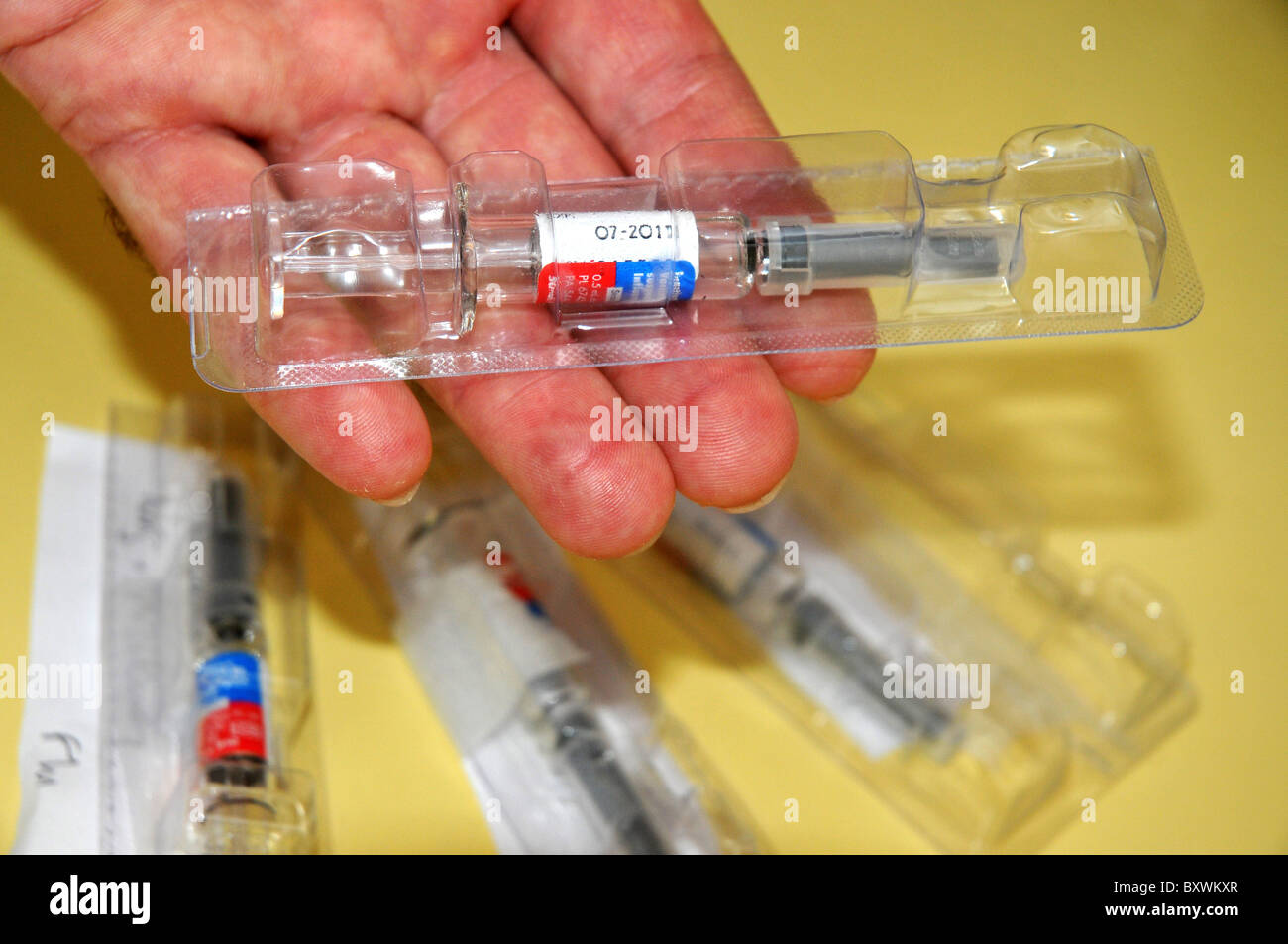 Vaccin contre la grippe, GP tenant une seringue de vaccins contre la grippe, UK Banque D'Images