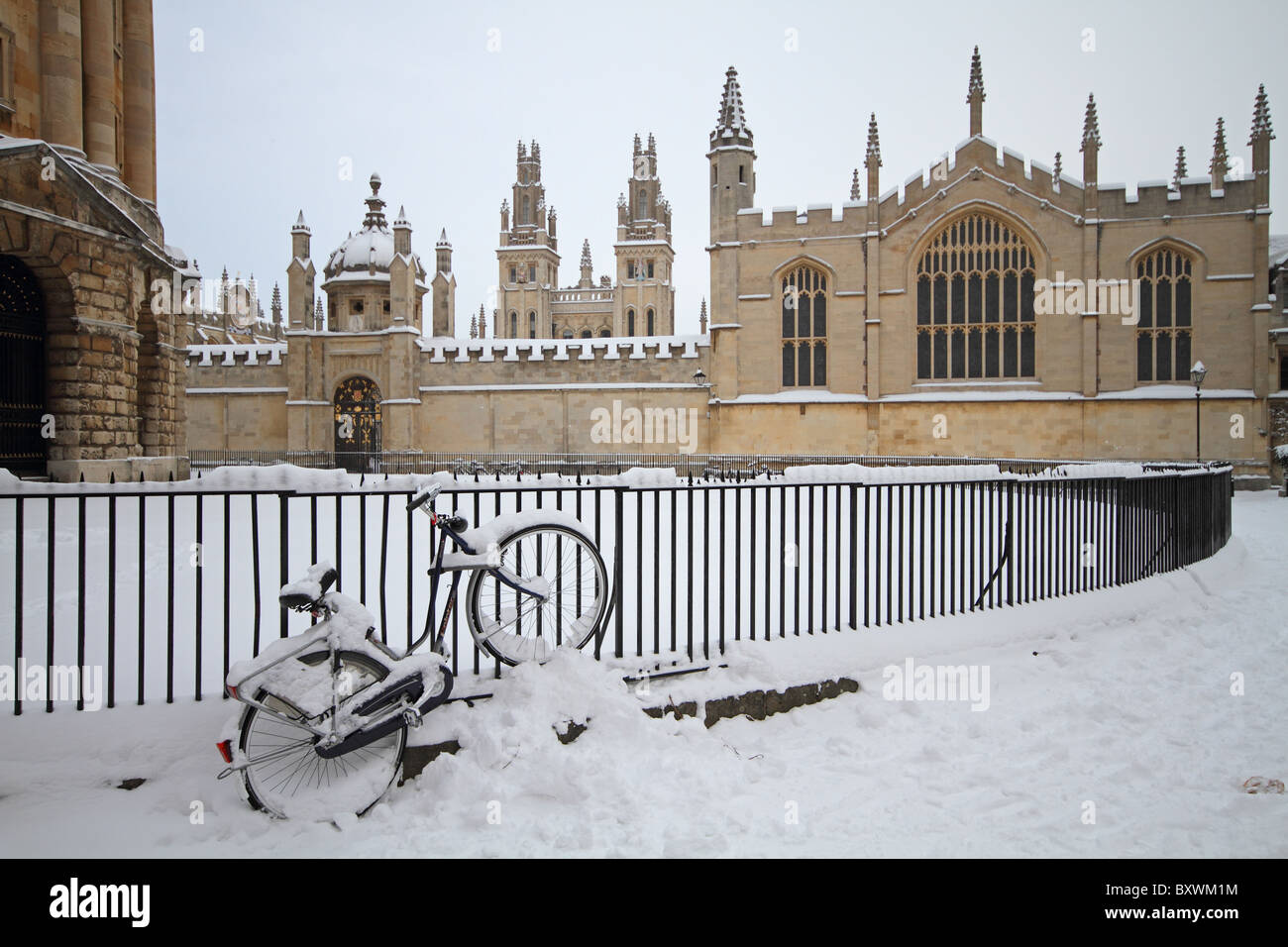 All Souls College de l'université d'Oxford de la neige d'hiver Banque D'Images