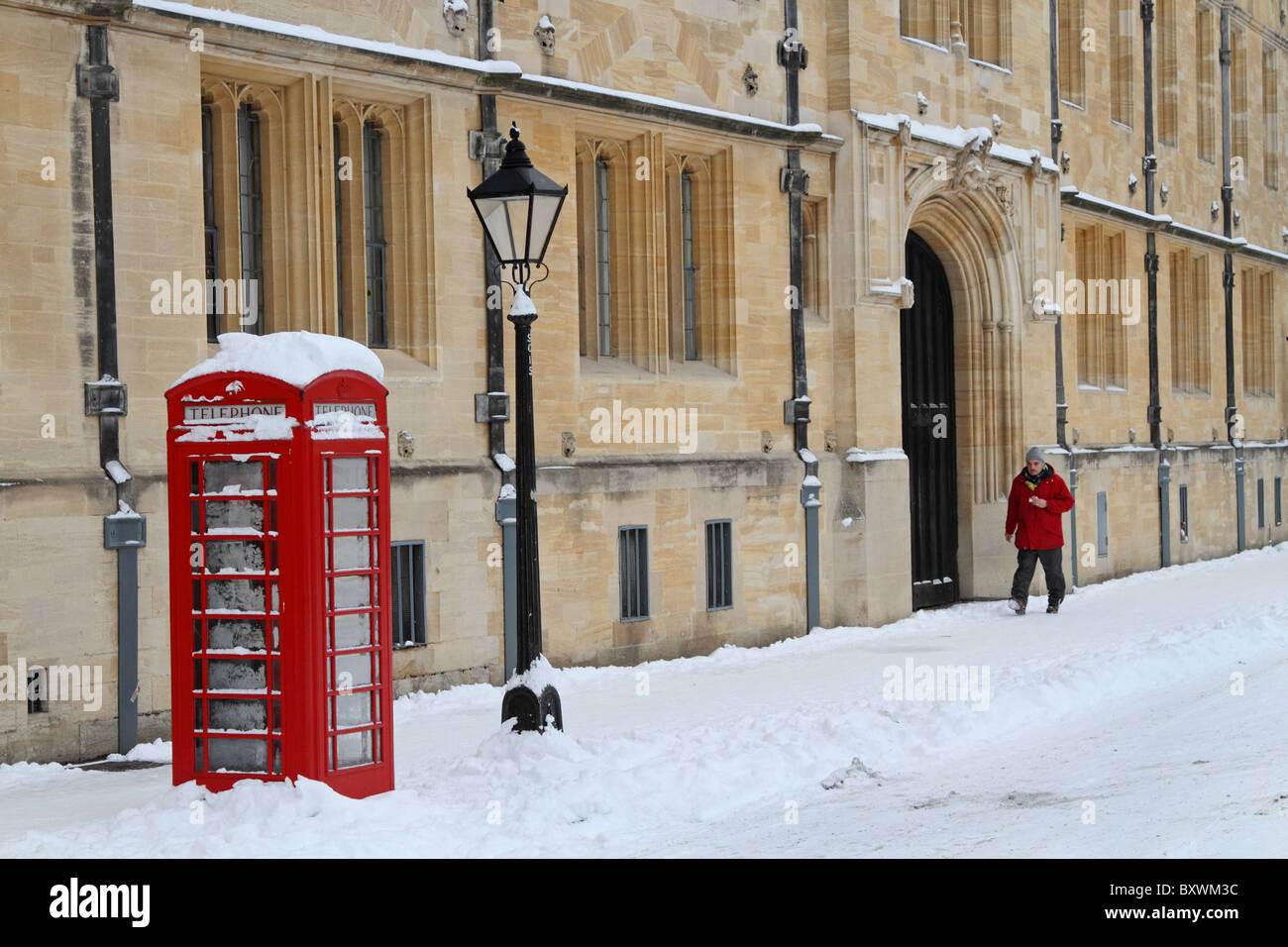 St Giles hiver neige Oxford street zone téléphone téléphone rouge Banque D'Images