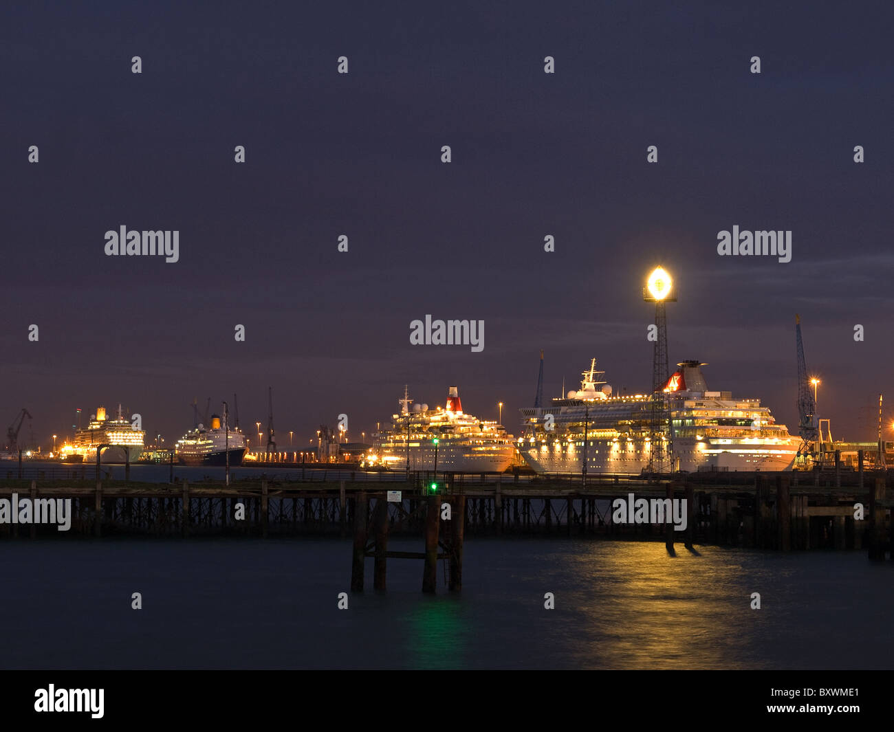Les navires de croisière Balmoral (droite), Black Watch, Saga Ruby et Arcadia à quai à Southampton England UK tôt le matin Banque D'Images