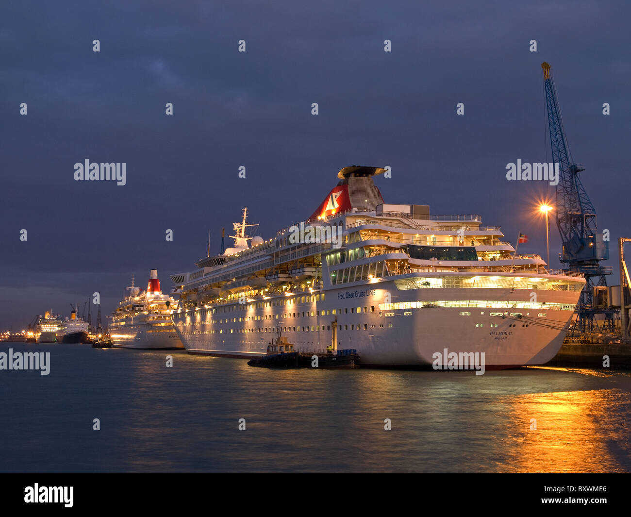 Les navires de croisière Balmoral (droite), Black Watch, Saga Ruby et Arcadia à quai à Southampton England UK tôt le matin Banque D'Images