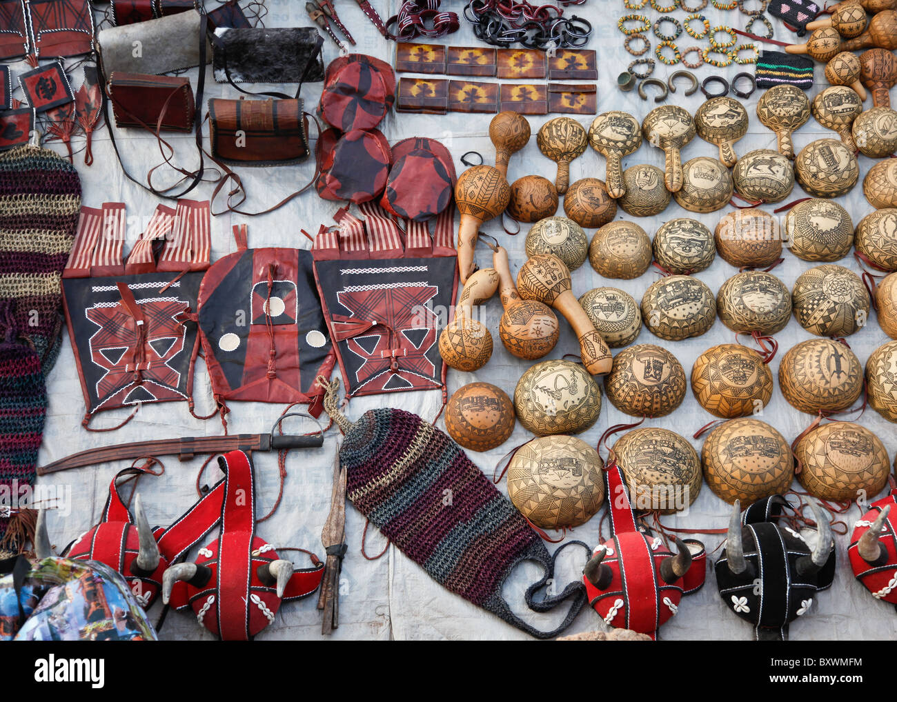 Deux fois par an lors du 12e Salon International de l'artisanat de Ouagadougou (SIAO) au Burkina Faso, les vendeurs vendent divers objets artisanaux. Banque D'Images