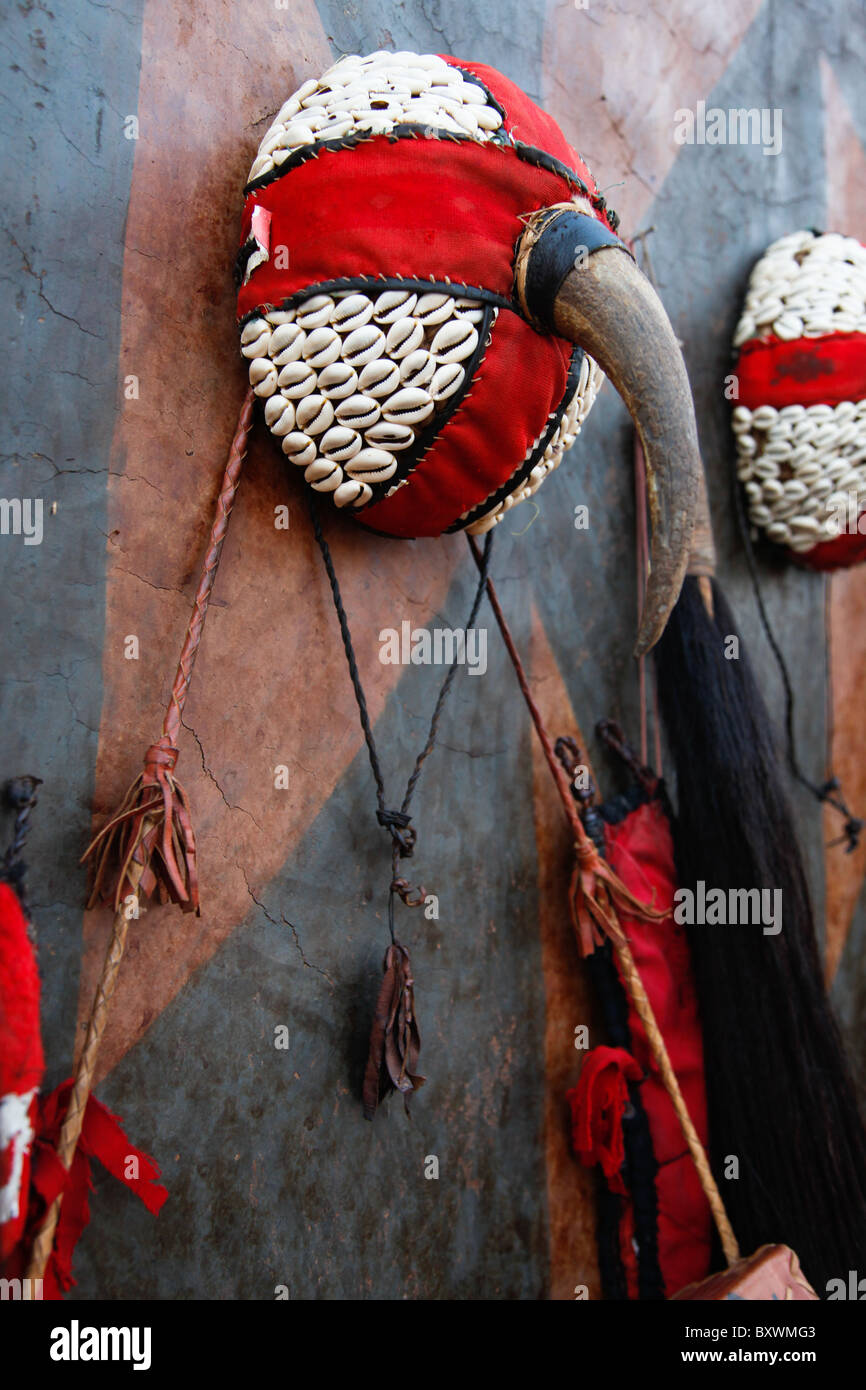 Un chapeau tribal orné de cauris est exposée au 12e Salon International bisannuel de l'artisanat de Ouagadougou SIAO Banque D'Images