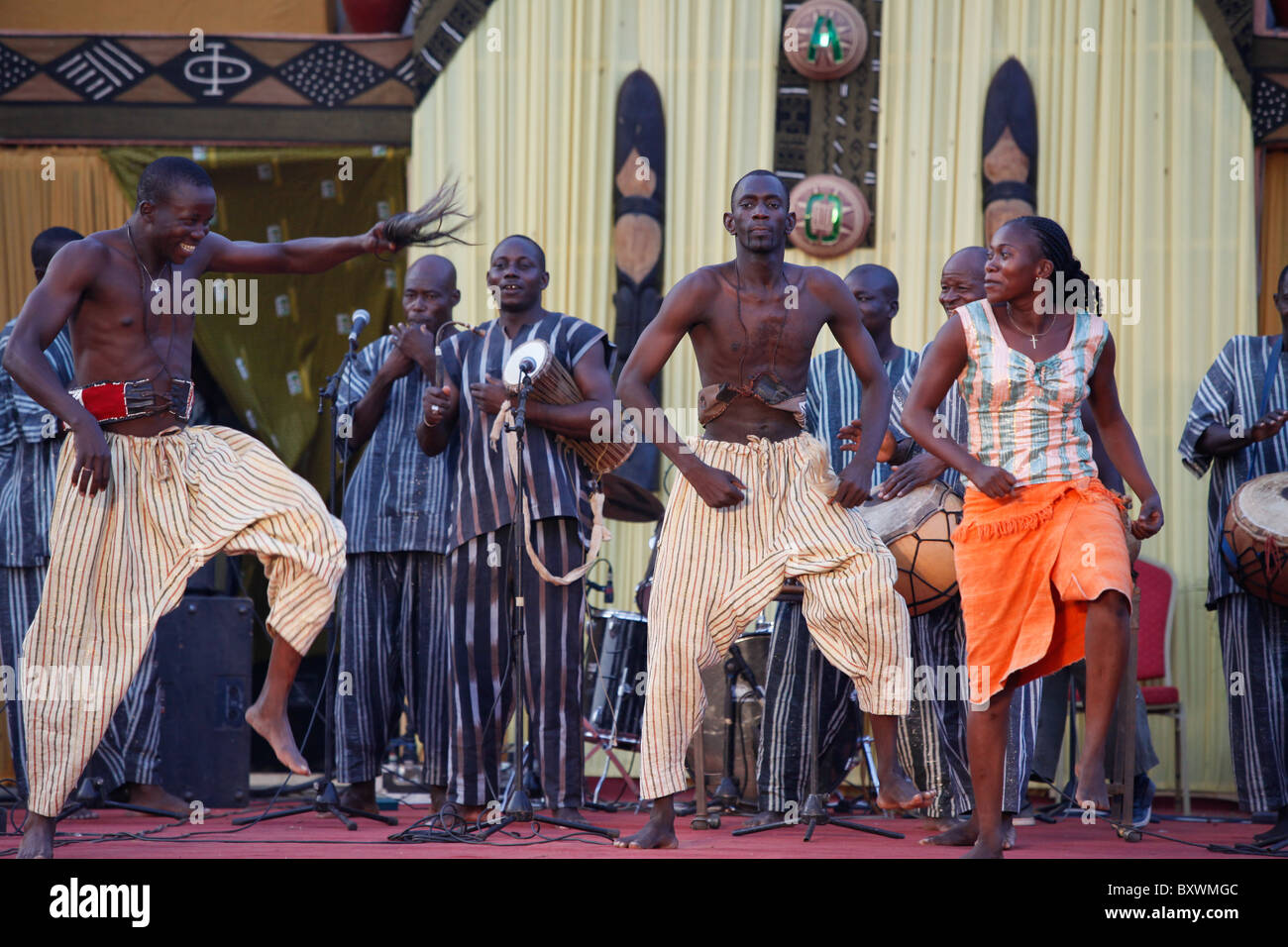 Deux fois par an de la 12ème Salon International de l'artisanat de Ouagadougou (SIAO) au Burkina Faso s'est félicité de musiciens et les troupes de danse. Banque D'Images