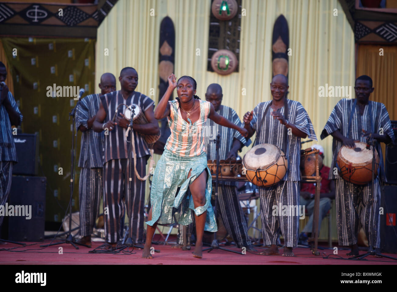 Deux fois par an de la 12ème Salon International de l'artisanat de Ouagadougou (SIAO) au Burkina Faso s'est félicité de musiciens et les troupes de danse. Banque D'Images