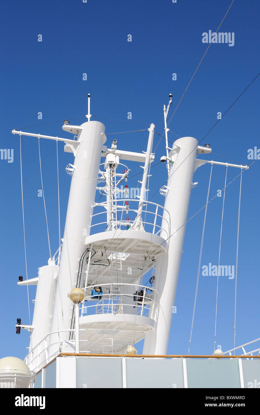 La tour radar à bord d'un bateau de croisière. Banque D'Images