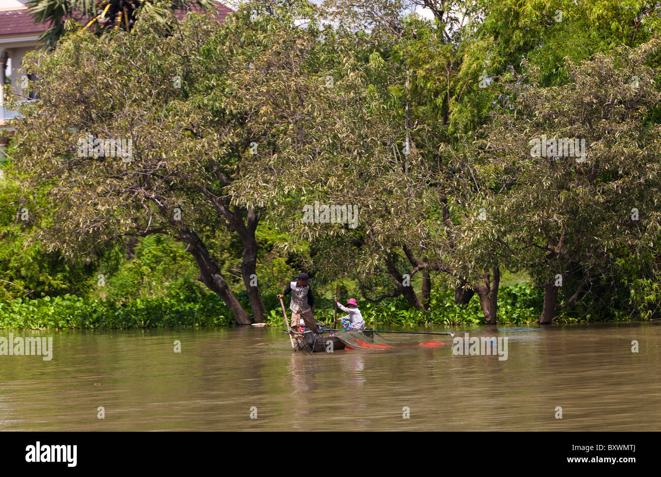 Les gens en bateau sur la rivière Tonle Sap. Le Cambodge. L'Indochine. En Asie du sud-est. Banque D'Images