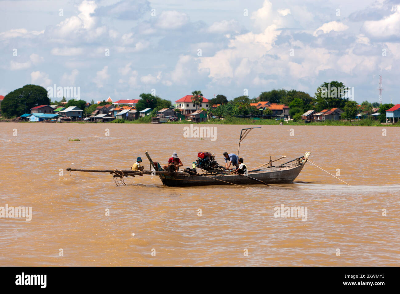 Les gens en bateau sur la rivière Tonle Sap. Le Cambodge. L'Indochine. En Asie du sud-est. Banque D'Images