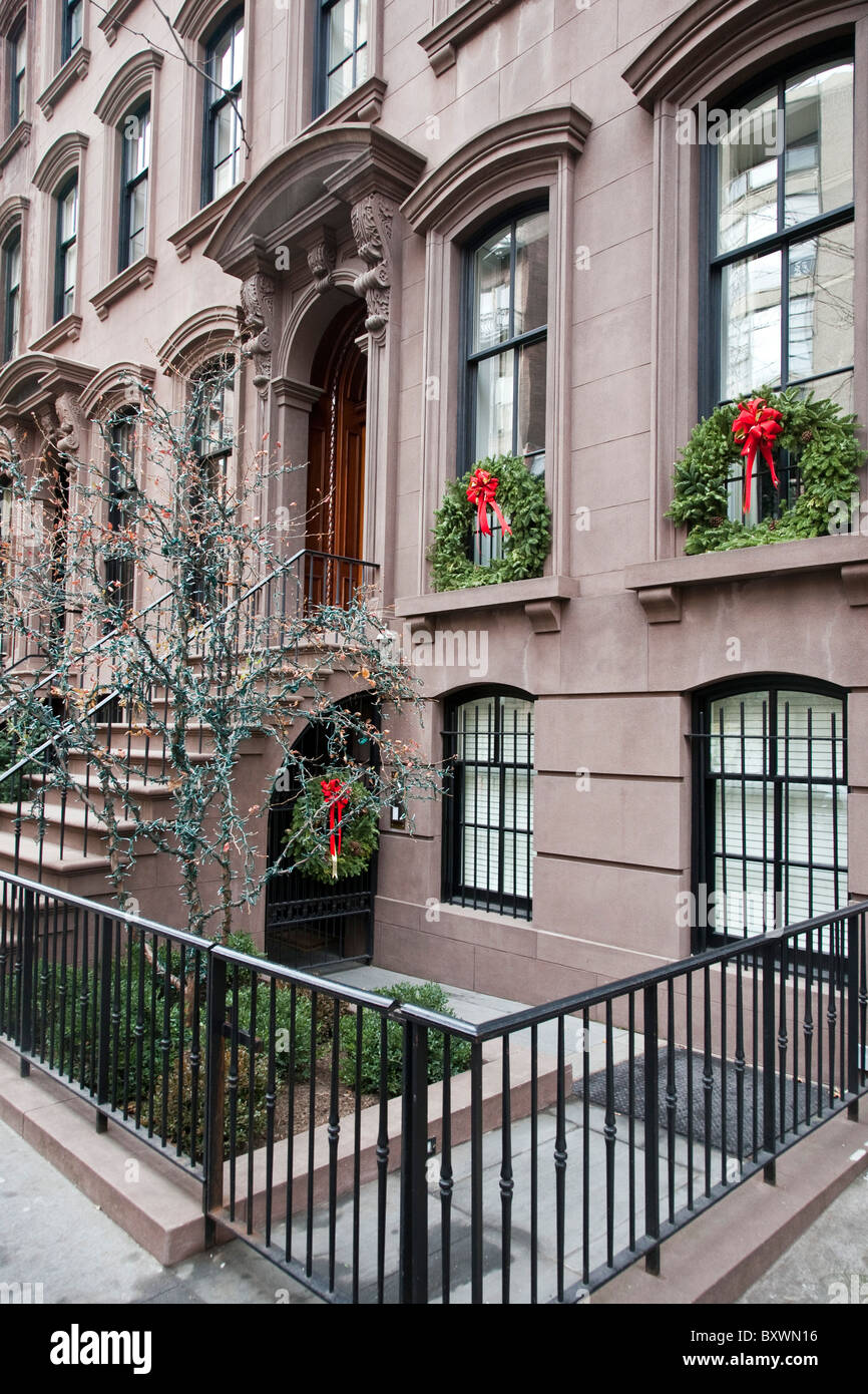 Rangée de beaux vieux grès avec des couronnes de Noël décorer leurs fenêtres sur West 12thh street Manhattan Banque D'Images