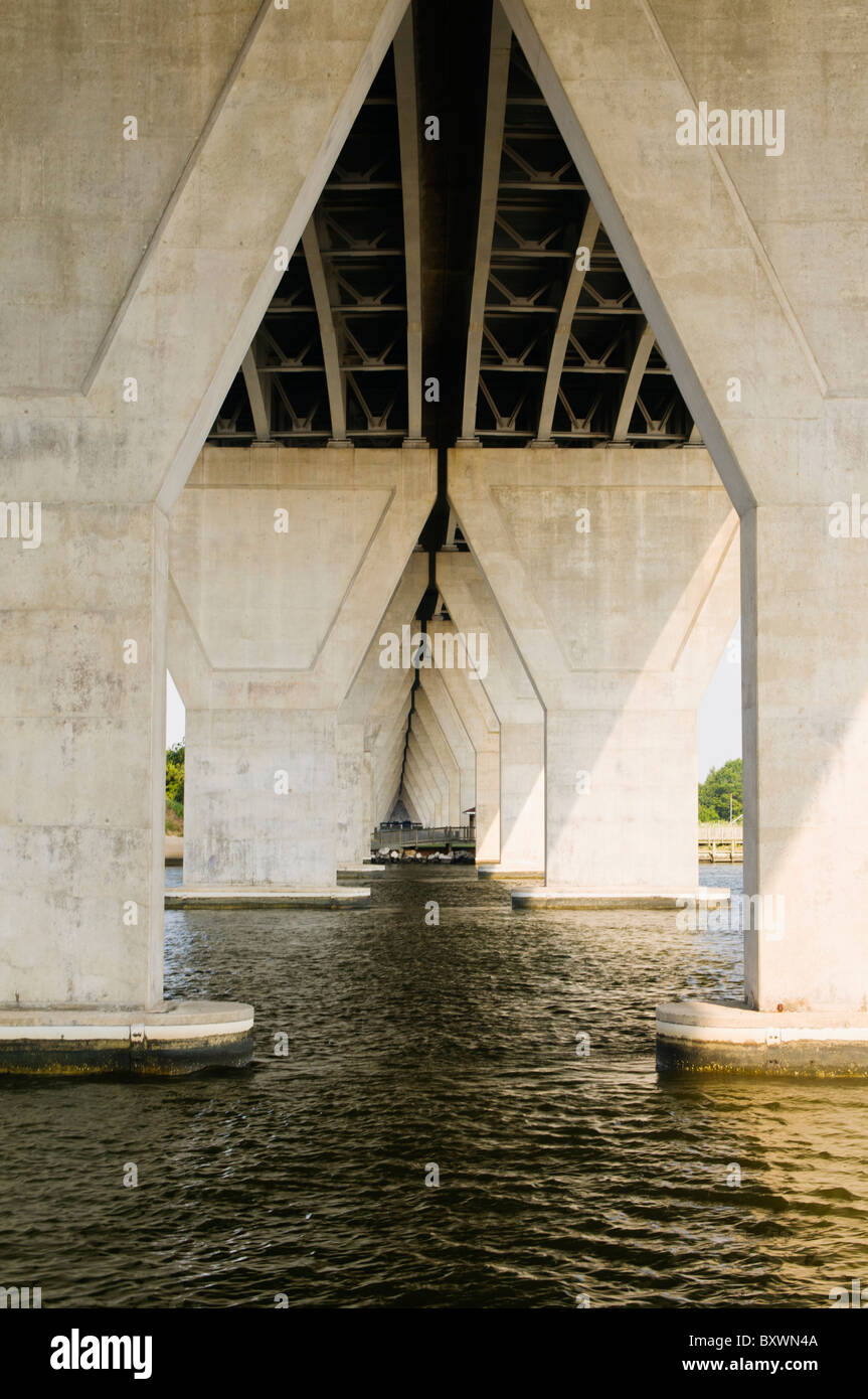 50 rout bridge prend en charge plus de Kent Narrows waterway baie de Chesapeake Kent Narrows, Maryland, USA Banque D'Images