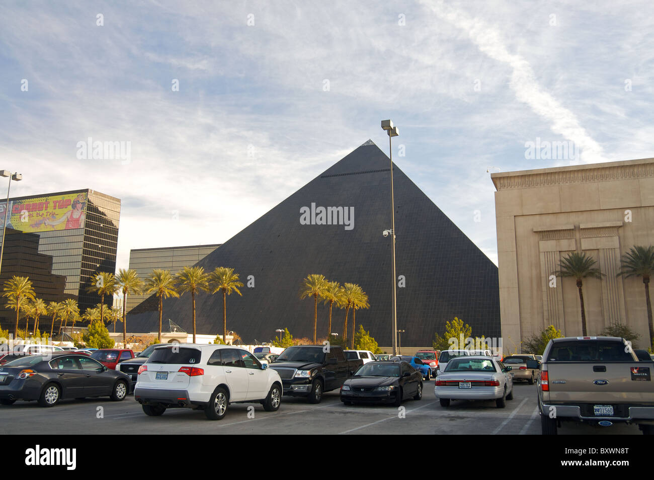 Le parking de l'hôtel Luxor à Las Vegas Photo Stock - Alamy