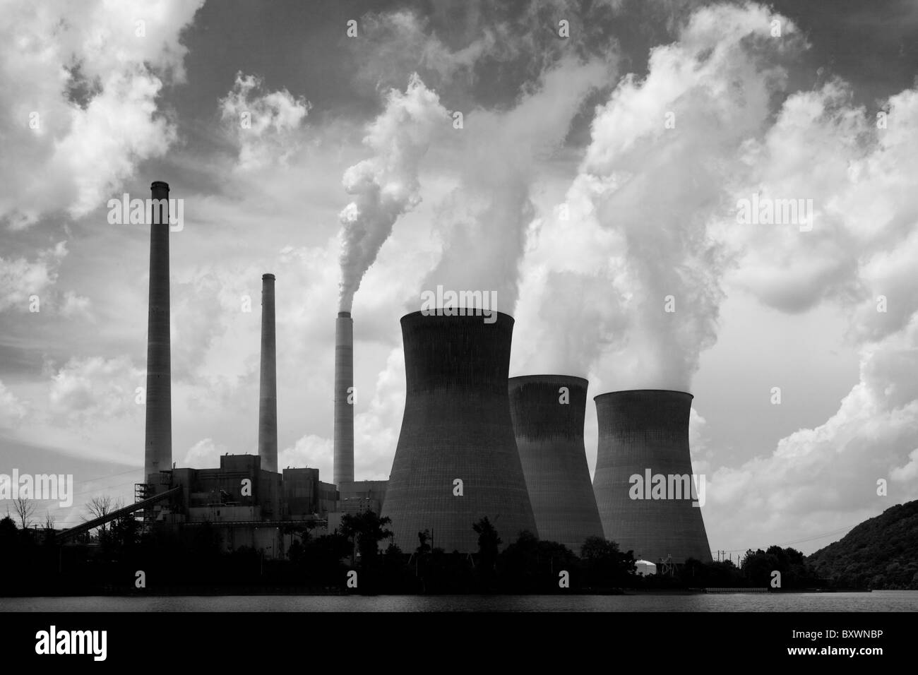 USA, West Virginia, Winfield, la vapeur s'élève de cheminées à John Amos Centrale électrique au charbon sur matin de printemps Banque D'Images