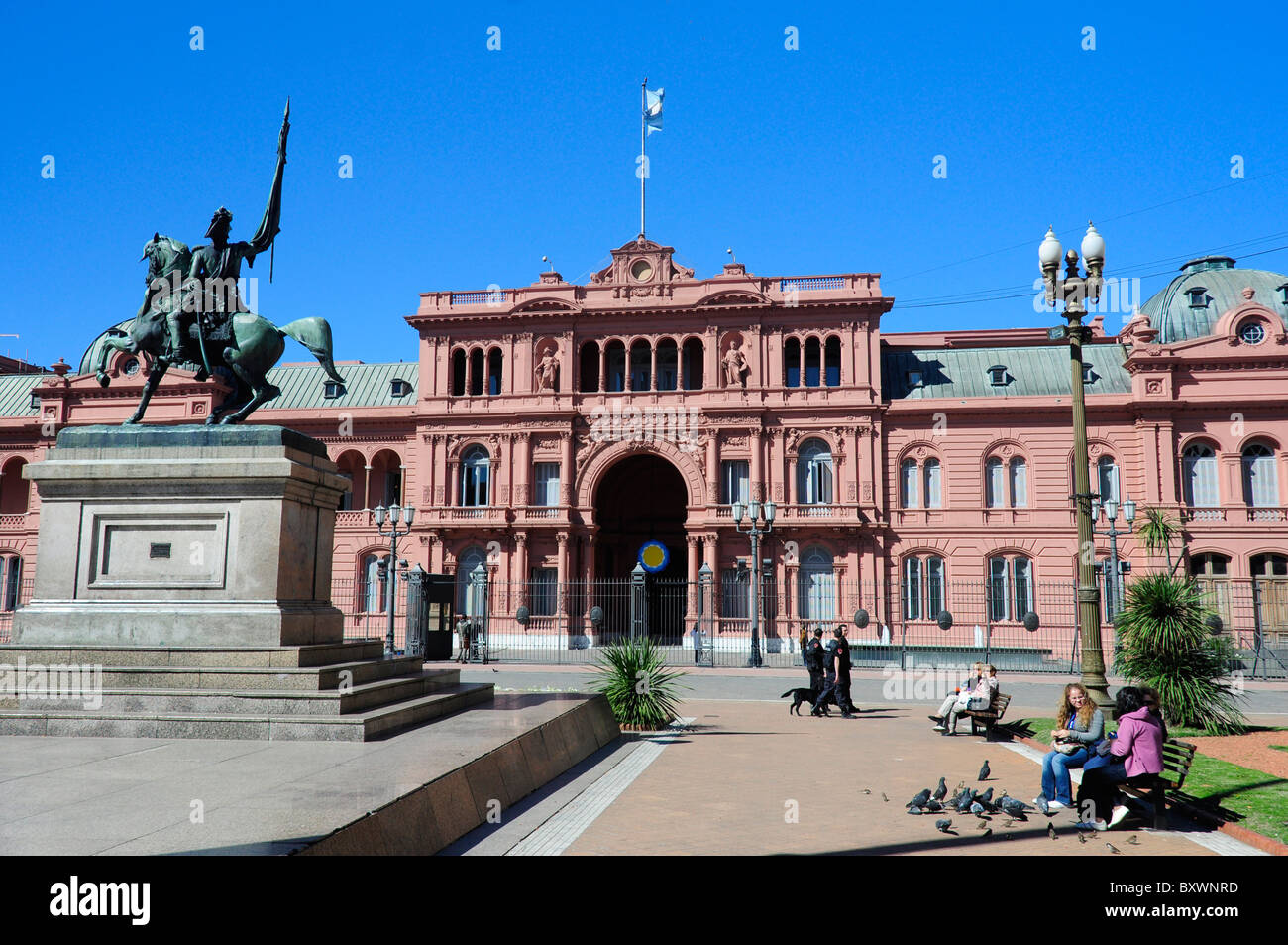 Casa Rosada, le palais présidentiel et le Général San Martin statue, Plaza de Mayo, Buenos Aires, Argentine, Amérique du Sud Banque D'Images