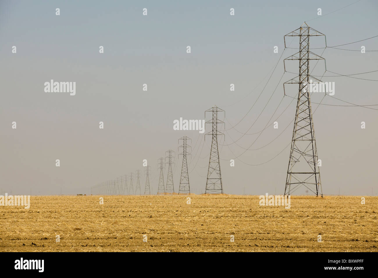 Les tours de suspension dans les terres agricoles ouvertes - Californie, États-Unis Banque D'Images