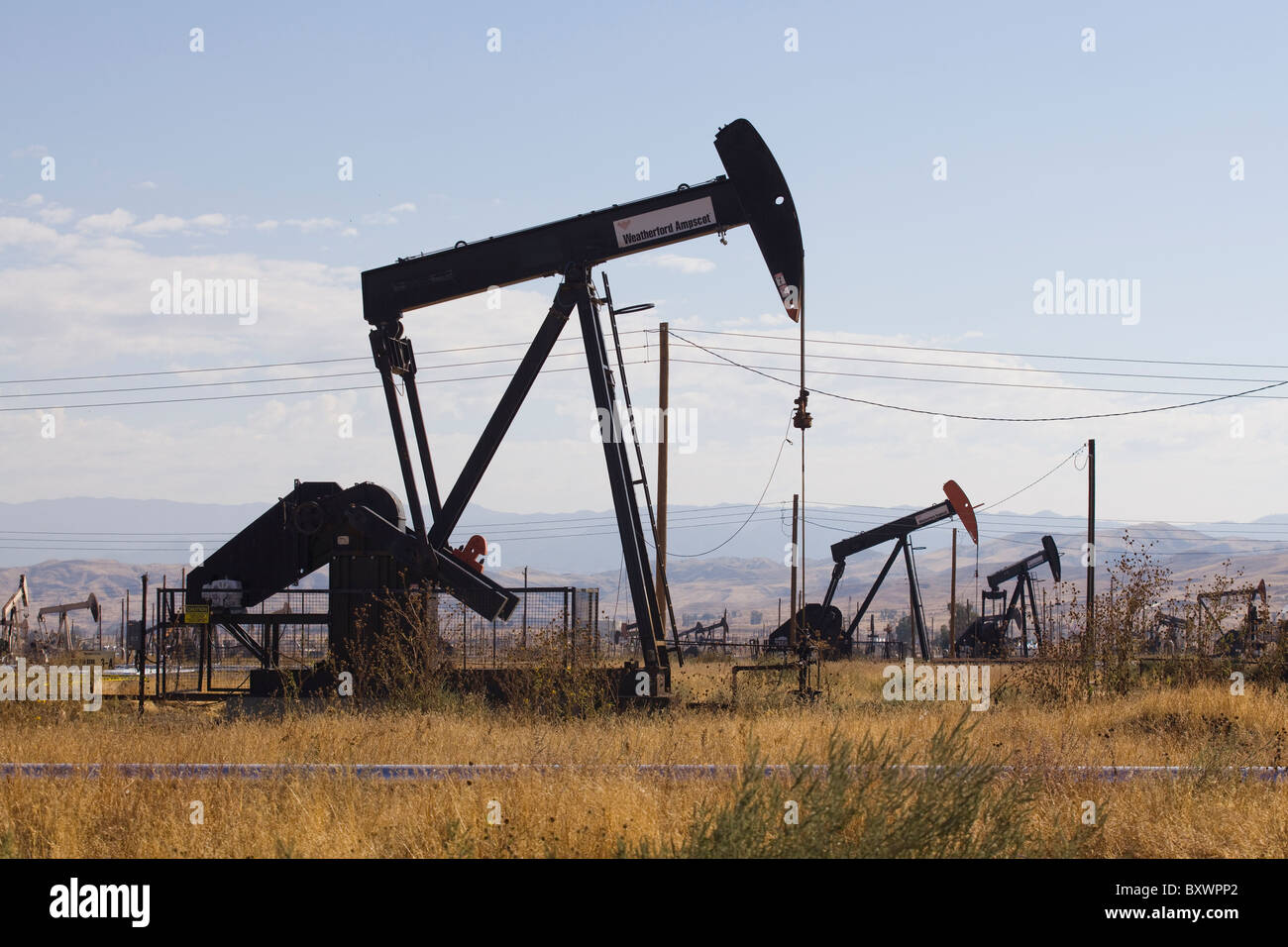 Chevalets de pompage - Kern River Oil Field, Coalinga, California USA Banque D'Images