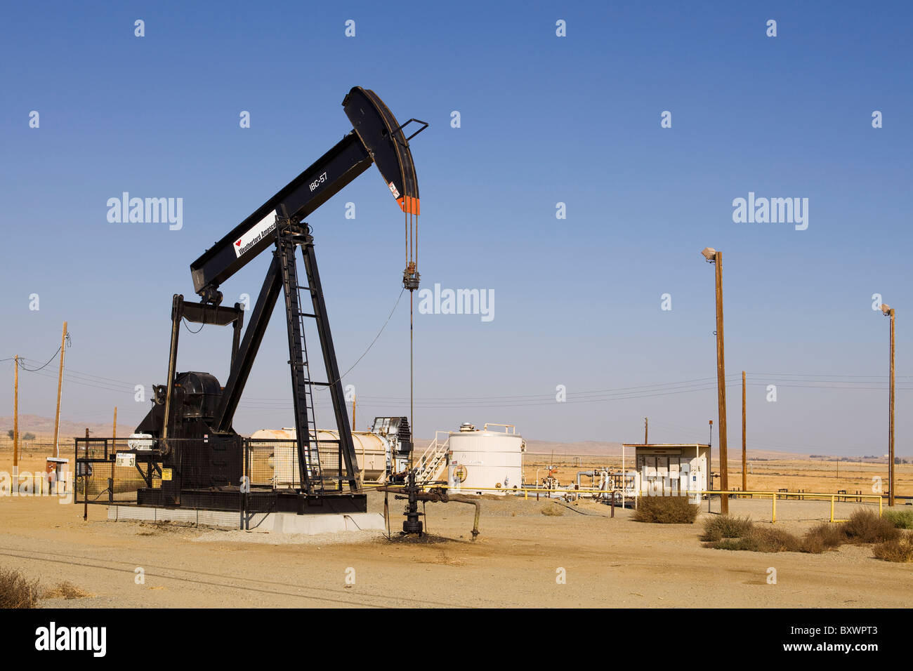 Pumpjack huile - Kern River champ de pétrole, Coalinga, California USA Banque D'Images