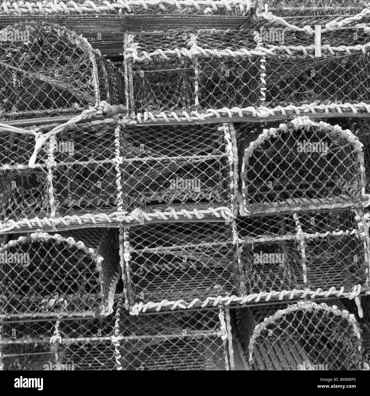 Des casiers à homard empilés à Brancaster Staithe sur la côte de Norfolk. Banque D'Images