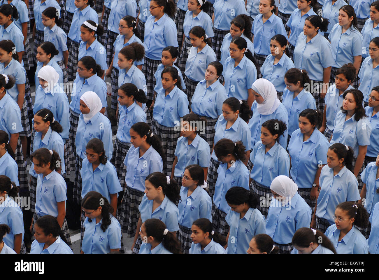 Egypte Le Caire , pour l'école catholique chrétienne copte chrétienne , et les filles musulmanes à Héliopolis, bannière le matin Banque D'Images