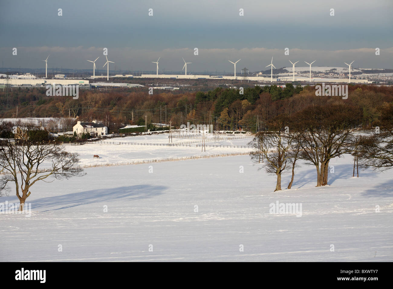 L'usine Nissan wind farm vu à travers les champs couverts de neige, New York, England, UK Banque D'Images