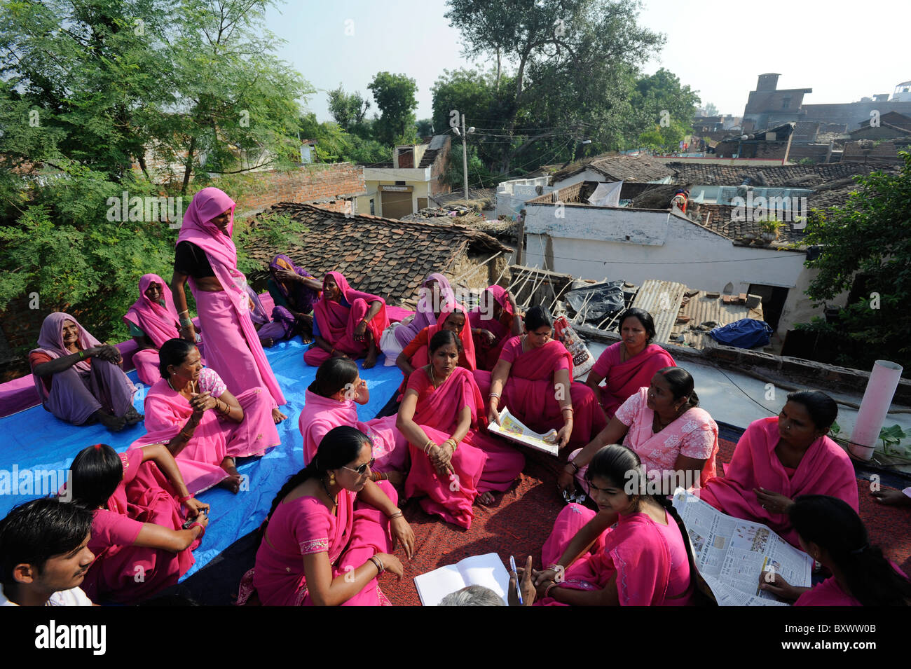 Inde ville Banda , rassemblement du mouvement des femmes Gulabi gang leader de Sampat Pal Devi, les femmes en sari rose lutte contre la violence à l'égard des femme Banque D'Images
