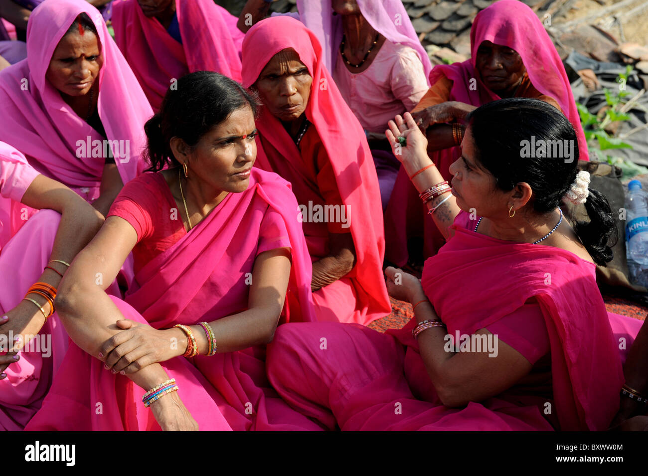 Inde ville Banda , rassemblement du mouvement des femmes Gulabi gang leader de Sampat Pal Devi, les femmes en sari rose lutte contre la violence à l'égard des femme Banque D'Images