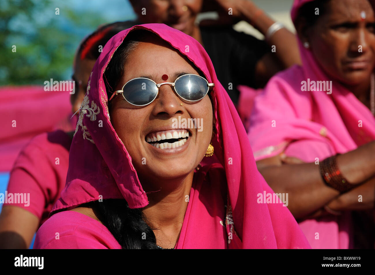 Inde ville Banda , rassemblement du mouvement des femmes Gulabi gang leader de Sampat Pal Devi, les femmes en sari rose lutte contre la violence à l'égard des femme Banque D'Images