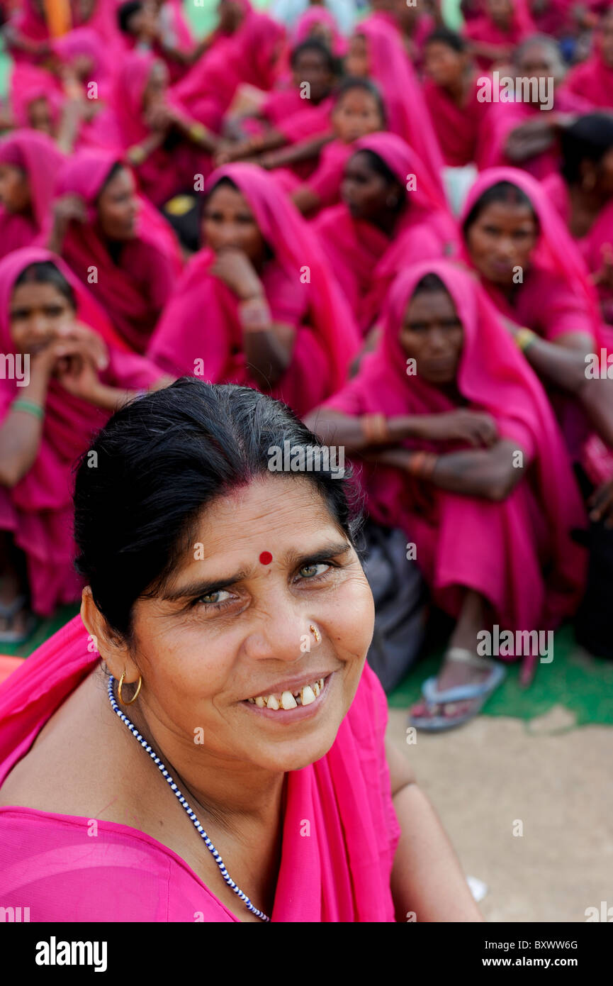 Inde ville Banda , rassemblement du mouvement des femmes Gulabi gang de Sampat Pal Devi, en face , les femmes en sari rose lutte contre la violence à l'égard des femme Banque D'Images