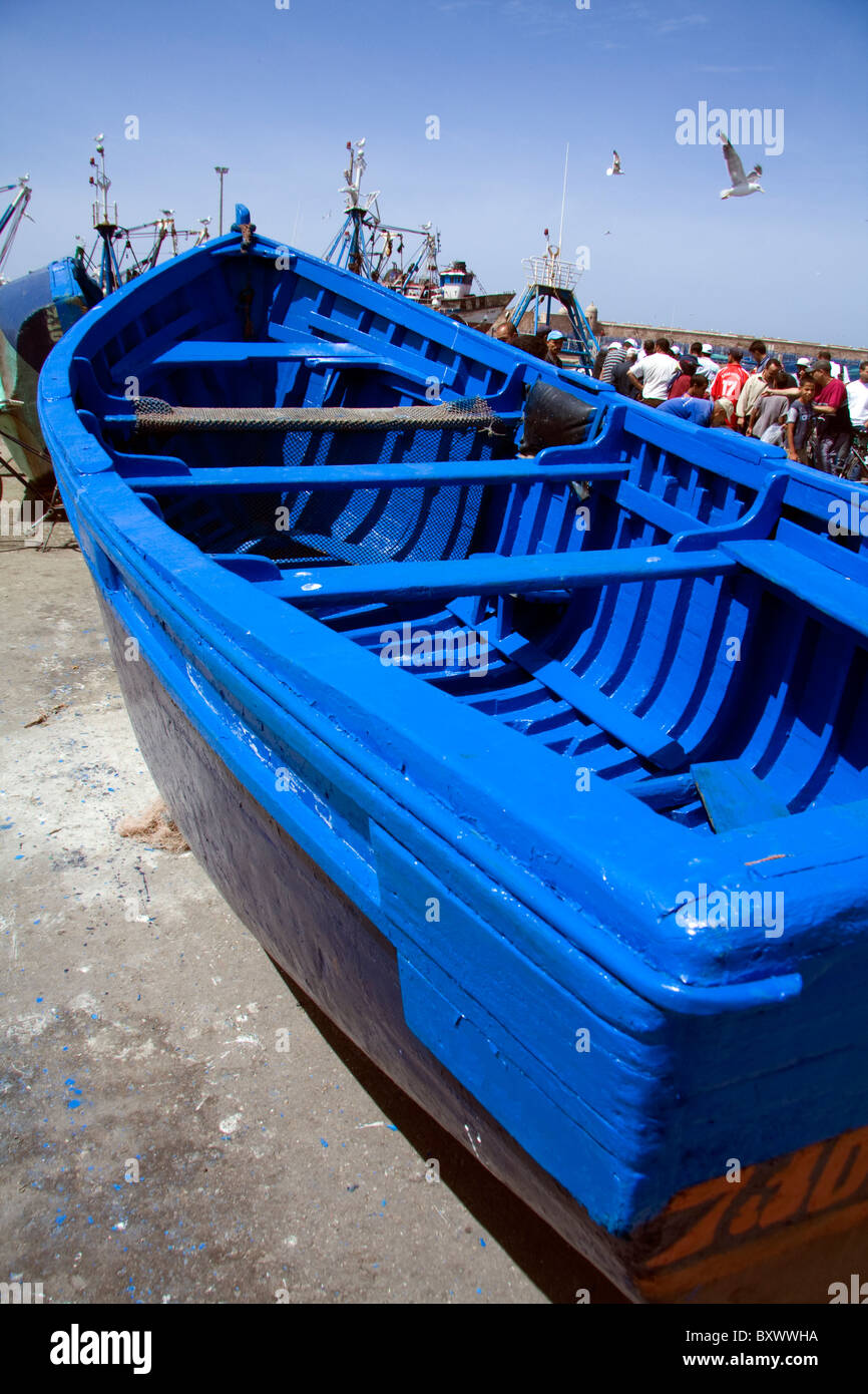 Bleu bateau à terre à Essaouira, Maroc, Afrique du Nord Banque D'Images