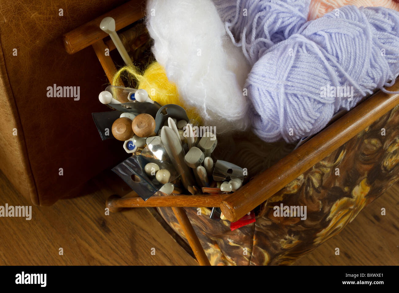 Fond de panier de tricot, d'aiguilles et de la laine avec rétro. Banque D'Images