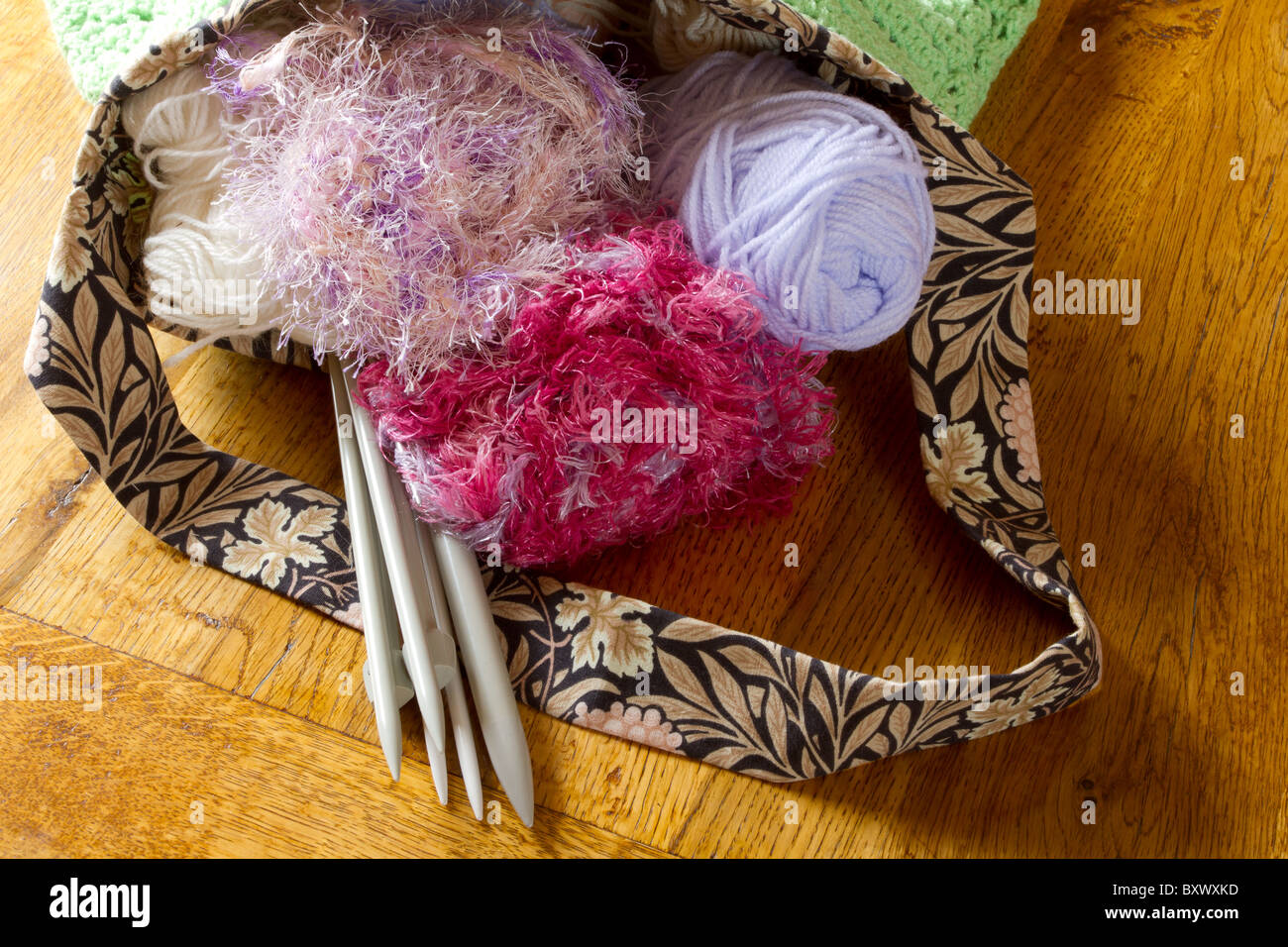 Sac de tricotage de la laine avec des aiguilles d'arrière-plan accessoires Banque D'Images