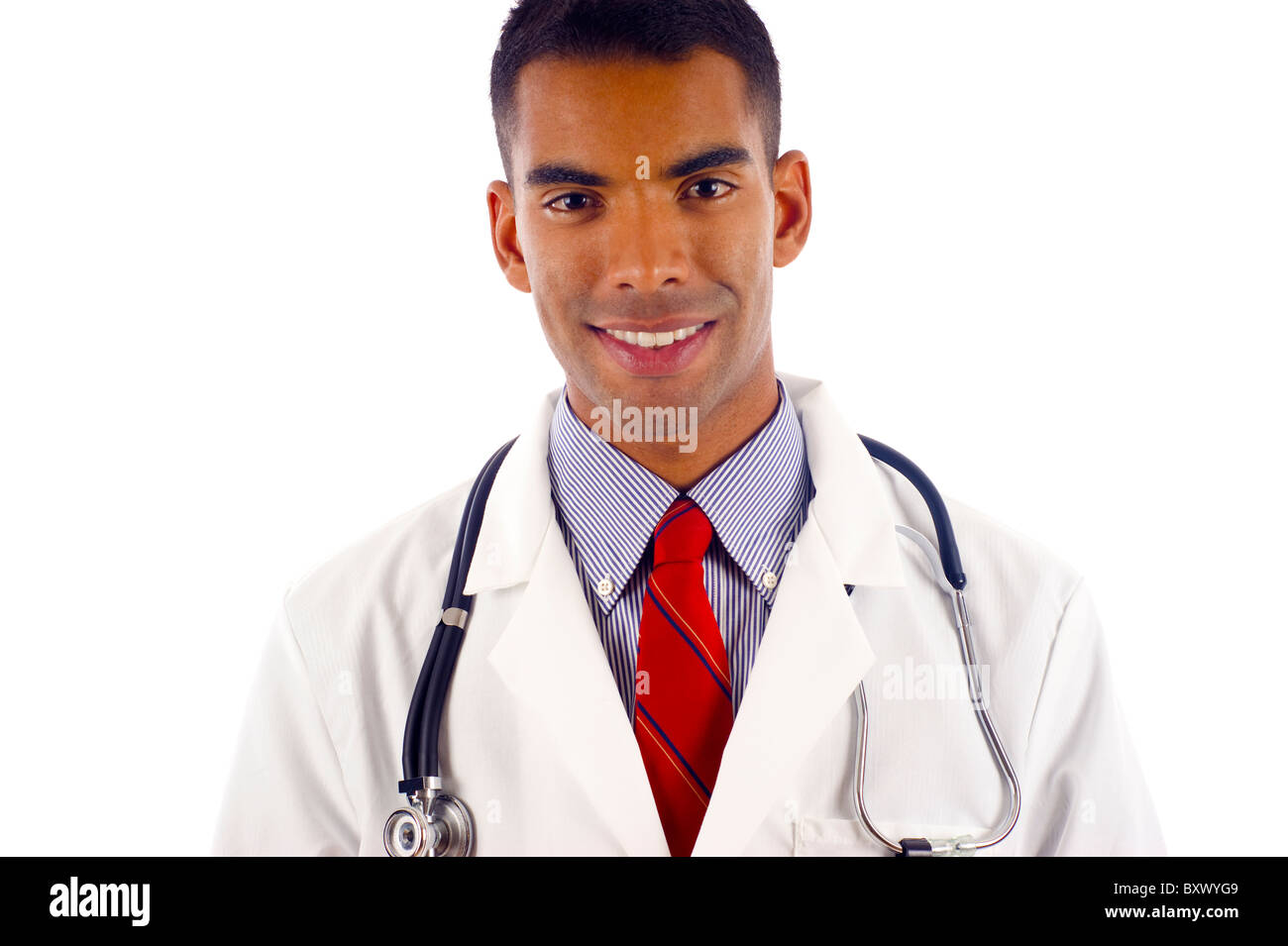 Les jeunes & confiants / Afro-américains, Hispaniques l'homme médecin mixte- isolé sur fond blanc Banque D'Images