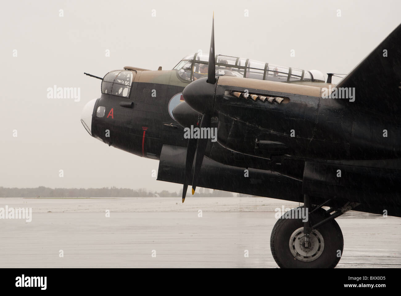 L'Avro Lancaster X du Canadian Warplane Heritage Museum se préparait à décoller, à Hamilton, Ontario, Canada. Banque D'Images