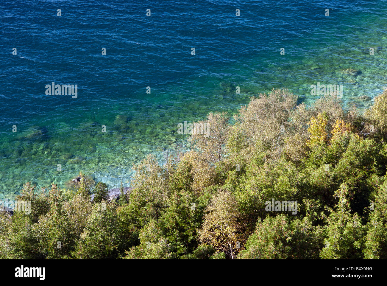 En regardant la rive du lac Huron à partir de la fosse aux lions Head, partie péninsulaire de la traînée de Bruce en Ontario, Canada. Banque D'Images