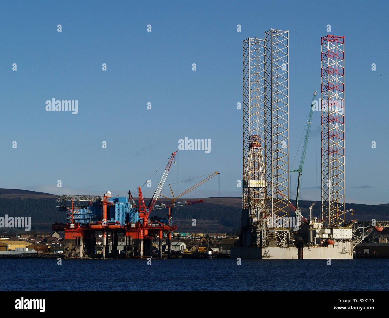 Une plate-forme pétrolière à l'aide d'un cric est aux côtés d'un logement semi-sub à Invergordon harbour, Estuaire de Cromarty en Écosse. Banque D'Images