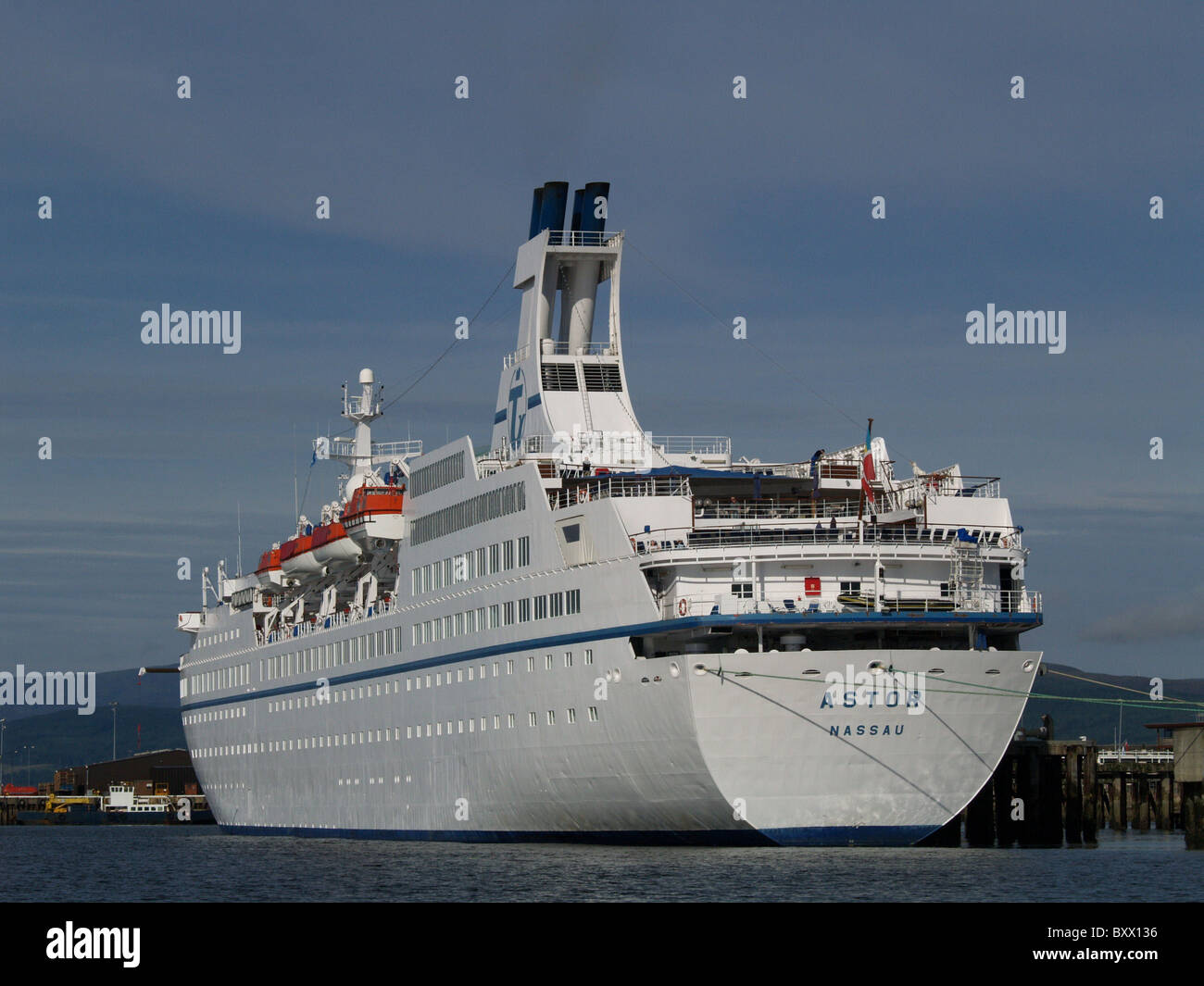 Un bateau de croisière - la MV Astor - amarré à Invergordon Harbour sur une visite à la Scottish Highlands Banque D'Images