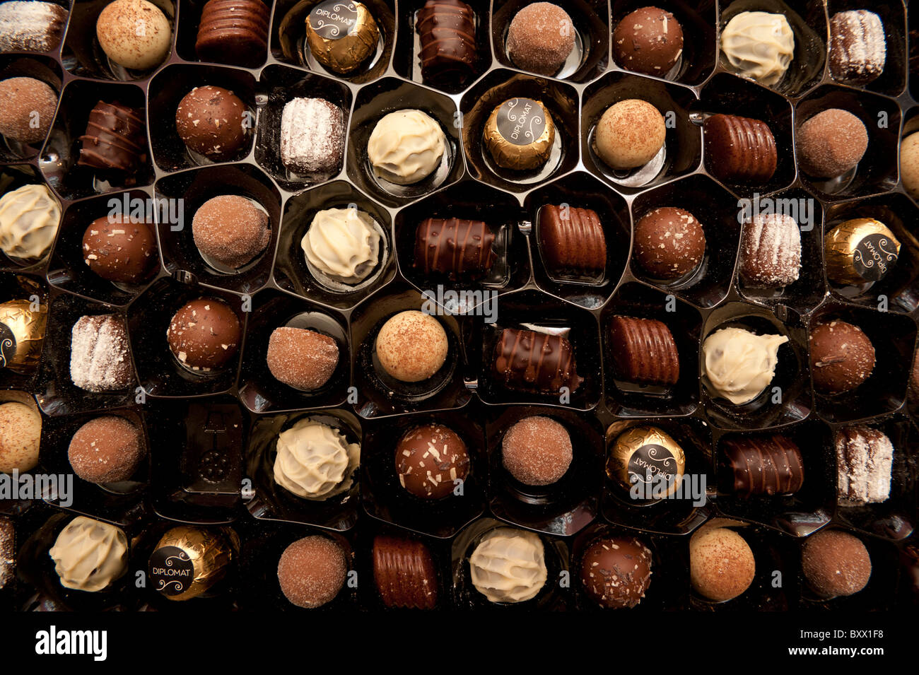 Un bac de Thornton's chocolats de luxe et truffes, UK Banque D'Images