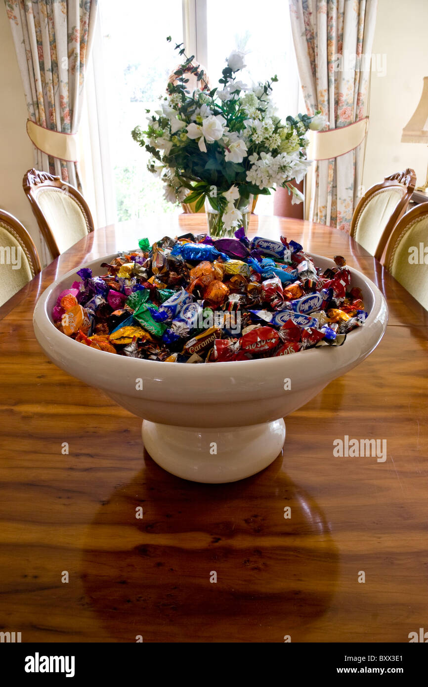 Grand bol de chocolats assortis sur une table à manger Banque D'Images