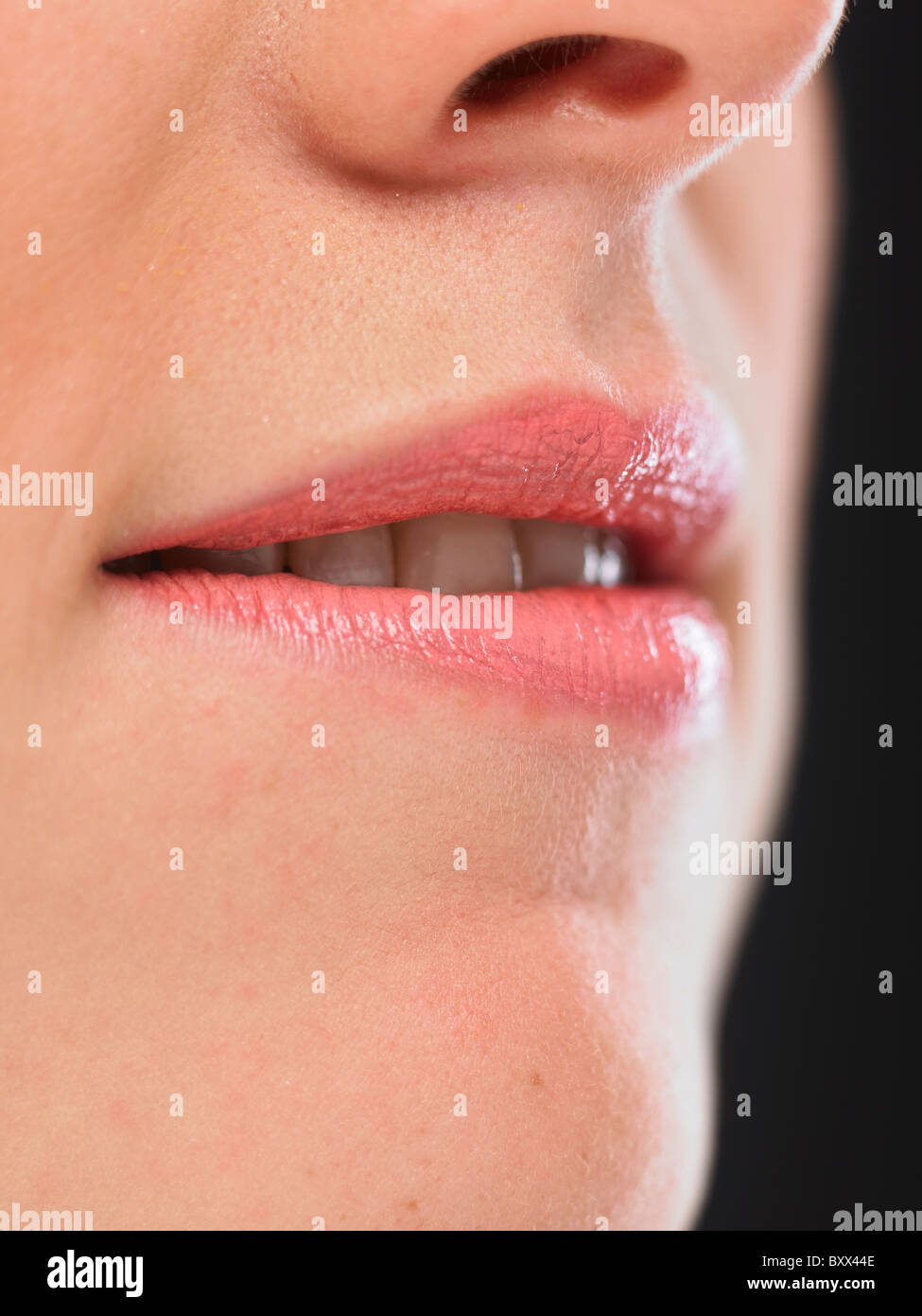 Les femmes blanches de mordre la lèvre inférieur profondeur de champ Photo  Stock - Alamy