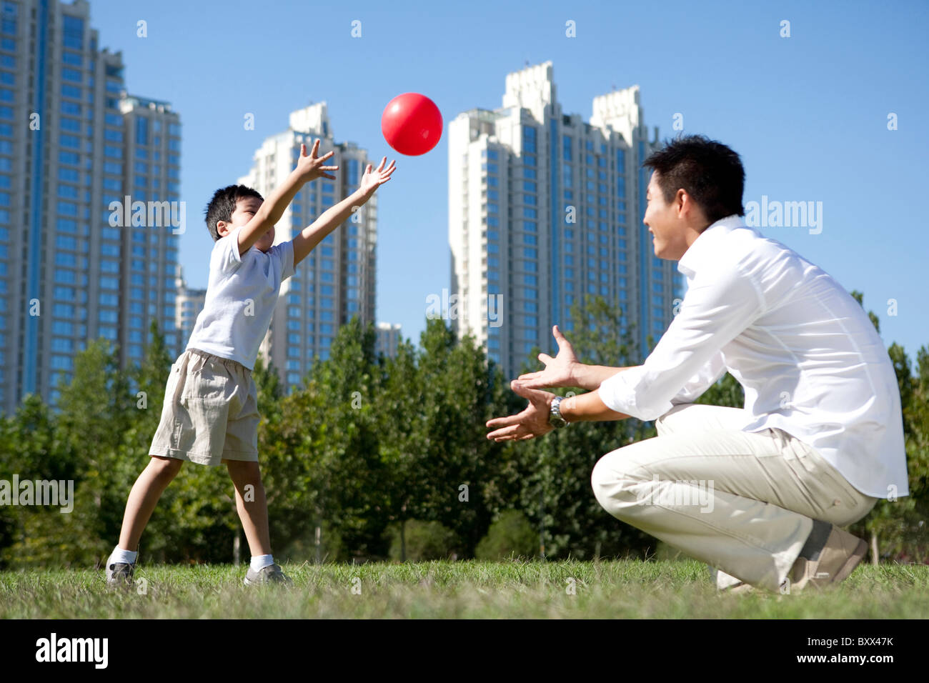 Père et fils jouer au parc Banque D'Images