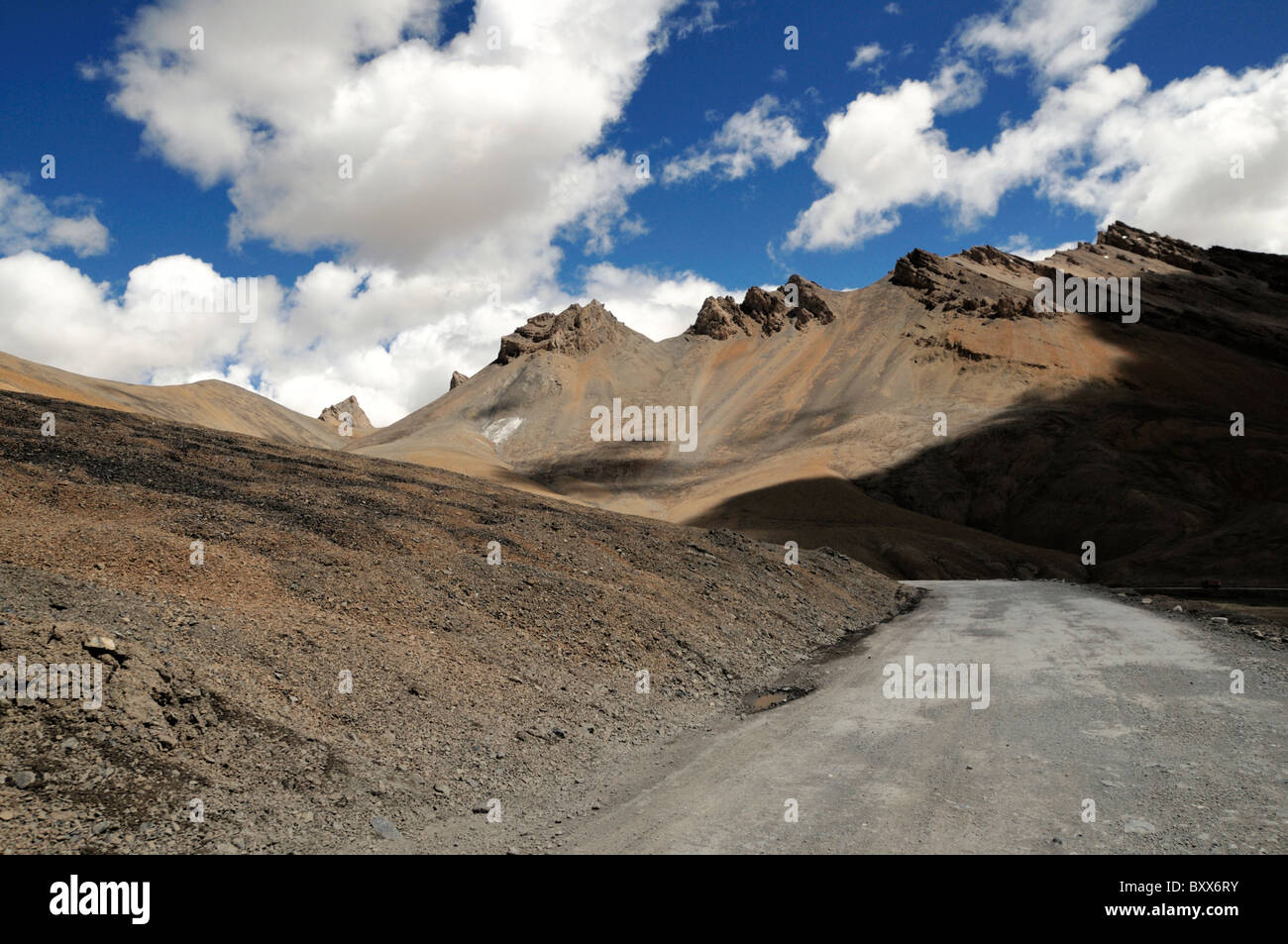 Une section de la route reliant Manali et Leh en Inde, souvent surnommée la "Route de l'Himalaya'. Banque D'Images