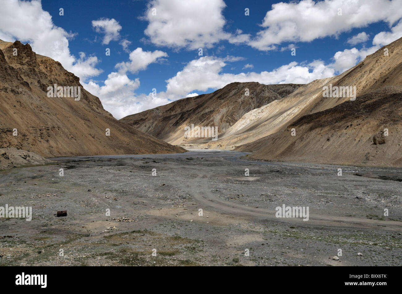 Une section de la route reliant Manali et Leh en Inde, souvent surnommée la "Route de l'Himalaya'. Banque D'Images