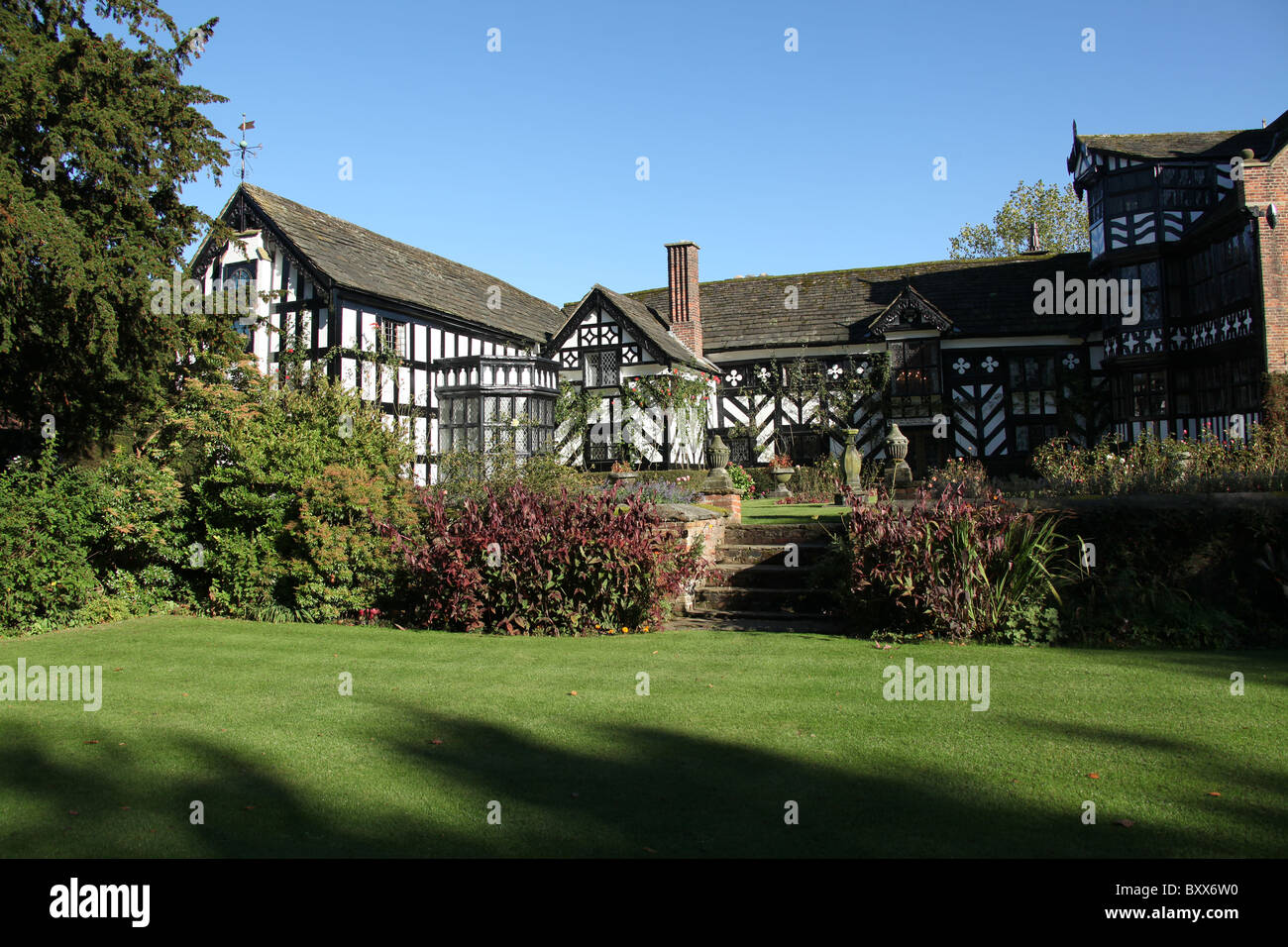 Gawsworth Old Hall, en Angleterre. Vue automnale de Gawsworth jardin avec Gawsworth Old Hall en arrière-plan. Banque D'Images