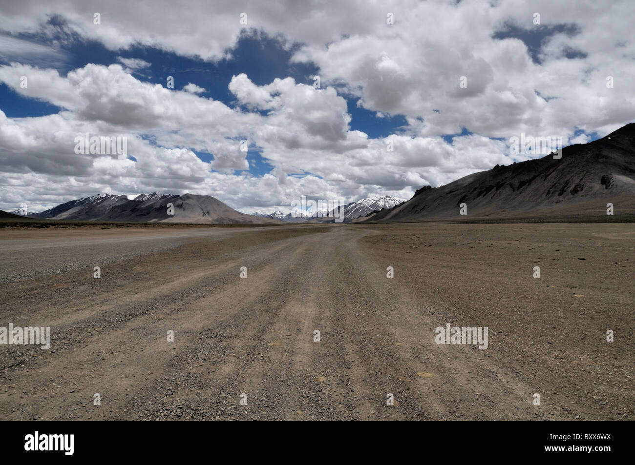 Une section de la route reliant Manali et Leh en Inde, souvent surnommée la "Route de l'Himalaya'. Banque D'Images