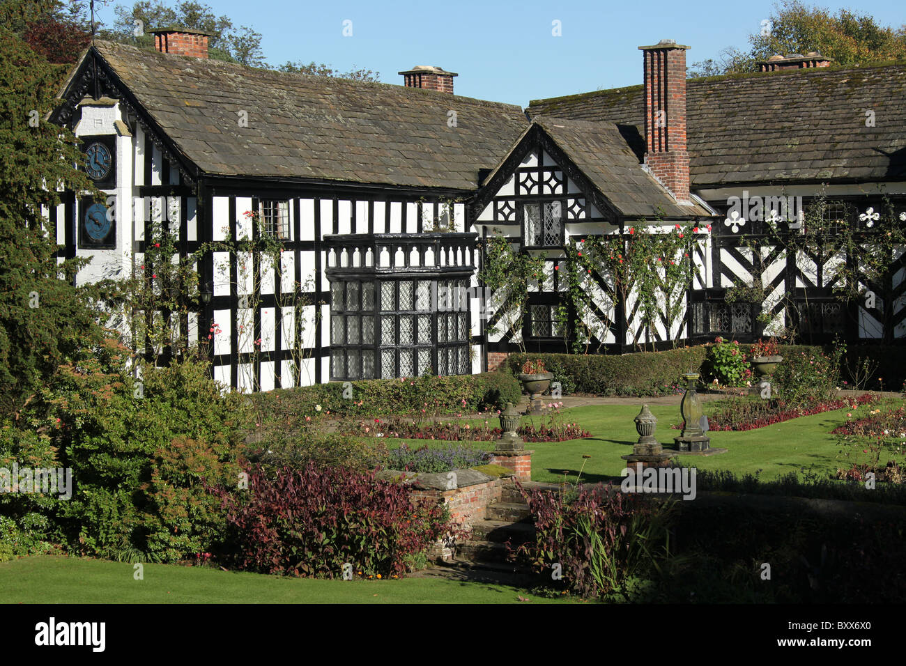 Gawsworth Old Hall, en Angleterre. Vue automnale de Gawsworth jardin avec Gawsworth Old Hall en arrière-plan. Banque D'Images